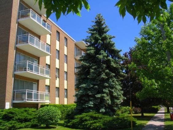 GORGEOUS RARE 1 BDRM ON TREED RAVINE!! SQUARE ONE!! — photo 1 of 2