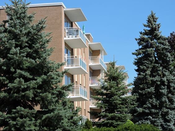 GORGEOUS RARE 1 BDRM ON TREED RAVINE!! SQUARE ONE!! in Mississauga