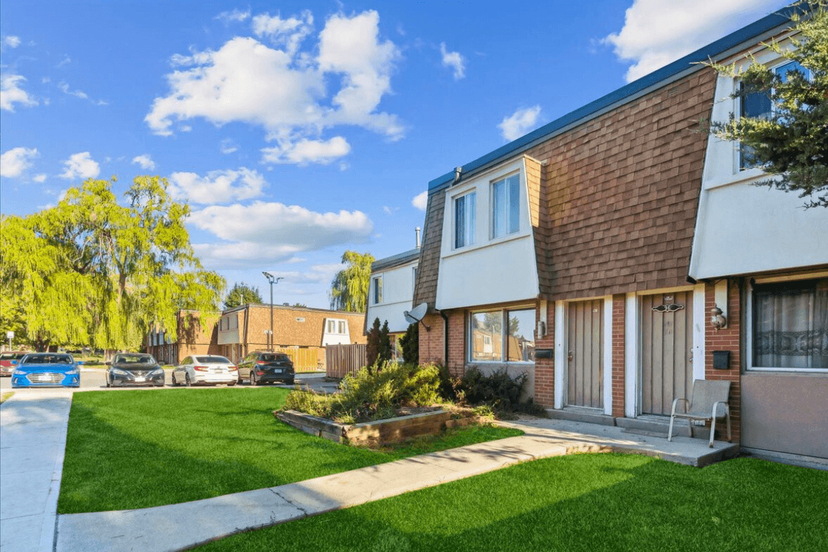 Townhouse (3 bedroom) available at 1560 Bloor Street in Mississauga