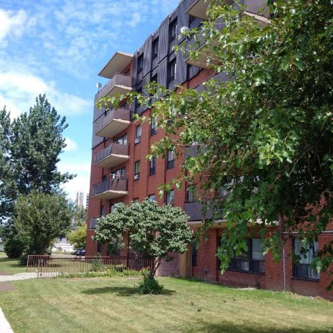 1555 Birchmount Apartments - 3 Bedroom in Toronto
